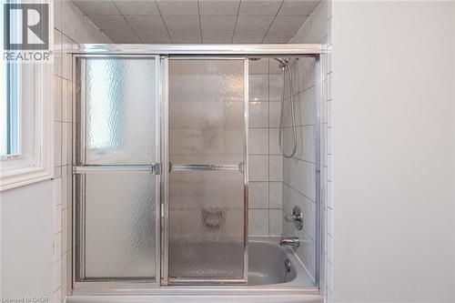 381 Kerman Avenue, Grimsby, ON - Indoor Photo Showing Bathroom