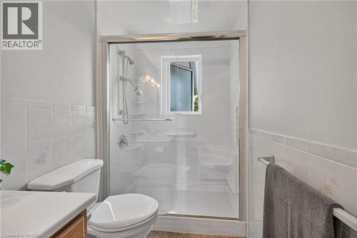 Shower enclosure with clear glass doors and chrome hardware - 114 E Second Road E, Stoney Creek, ON 