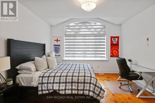 725 Queensway W, Mississauga, ON 