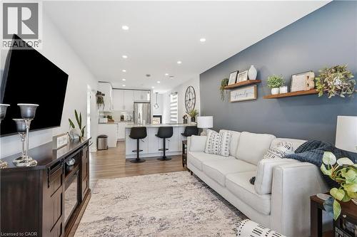 58 Tragina Avenue S, Hamilton, ON - Indoor Photo Showing Living Room