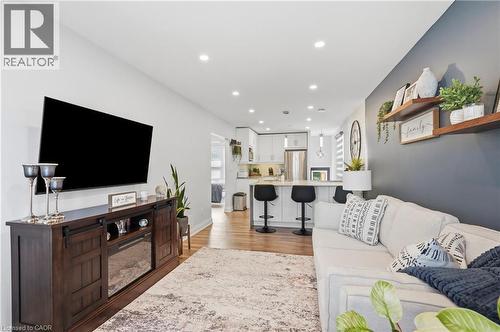 58 Tragina Avenue S, Hamilton, ON - Indoor Photo Showing Living Room