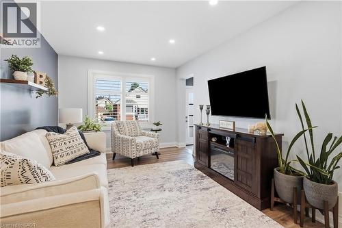 58 Tragina Avenue S, Hamilton, ON - Indoor Photo Showing Living Room