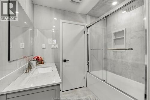 1910 Kent, Windsor, ON - Indoor Photo Showing Bathroom