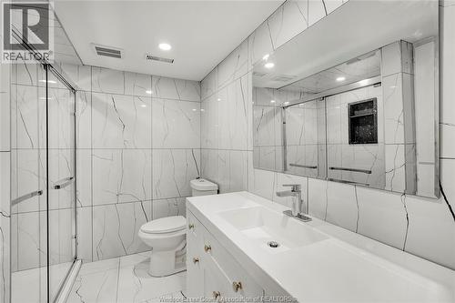 1910 Kent, Windsor, ON - Indoor Photo Showing Bathroom
