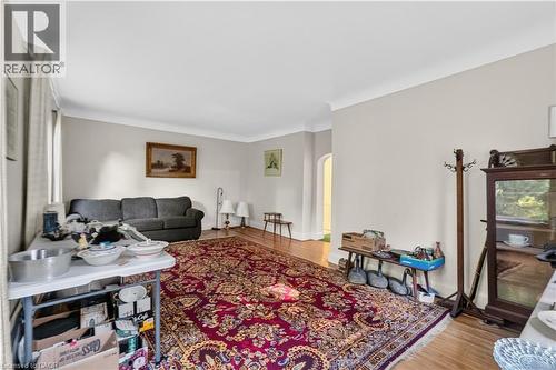 Vinyl flooring throughout the room, complemented by neutral wall paint and white crown molding - 1629 Gregory Road, St. Catharines, ON 
