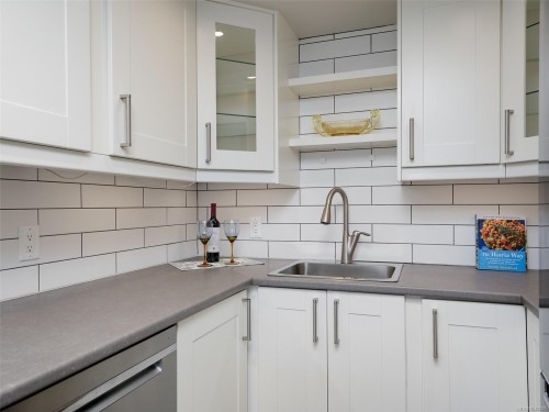 #409-9805 Second St, Sidney, BC 