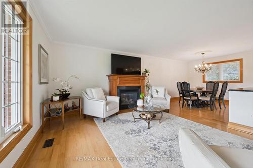 9098 Sideroad 27 Road, Erin, ON - Indoor Photo Showing Living Room