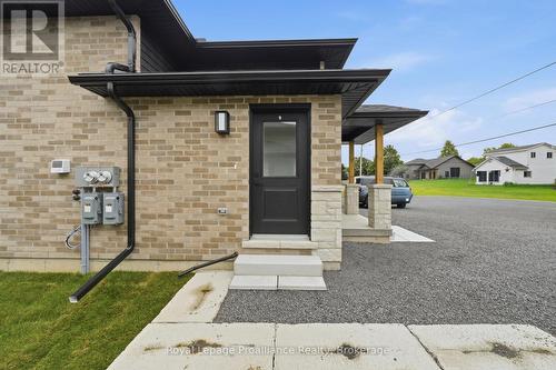 LOWER - 90B LYWOOD STREET , Belleville (Thurlow Ward), Ontario K0K 1K0 4