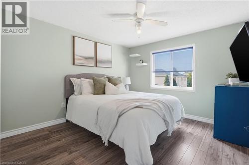 Bright room featuring wood-finish flooring, light-colored walls, a window with horizontal blinds, and a ceiling fan with integrated lighting - 128 Houghton Street, Cambridge, ON 