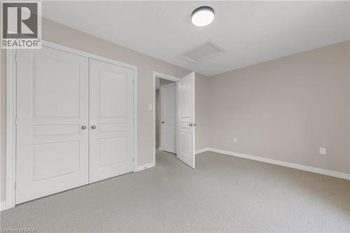 Neutral-toned room featuring light gray carpeting and light beige wall paint - 8 Hemlock Way Unit# 22, Grimsby, ON 