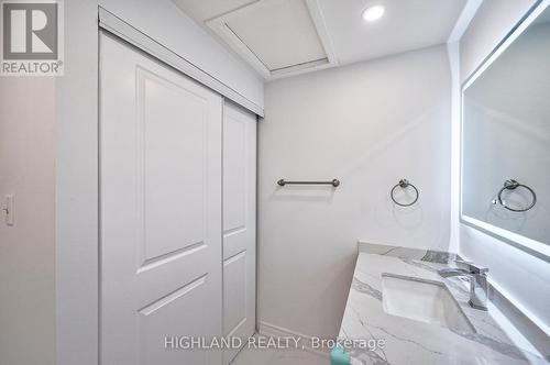 6455 Tisler Crescent, Mississauga, ON - Indoor Photo Showing Bathroom