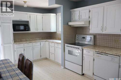 605 5Th Avenue W, Assiniboia, SK 