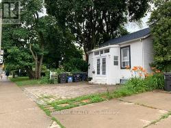966 DUNDAS STREET E Toronto, ON M4M 1R5