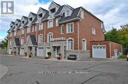 9 STRAWFLOWER MEWS Toronto, ON M2N 0E8