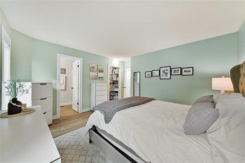 19 Maplegrove Rd, Winnipeg, MB 