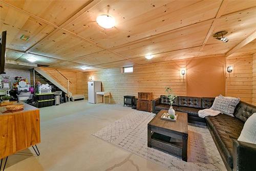 19 Maplegrove Rd, Winnipeg, MB 