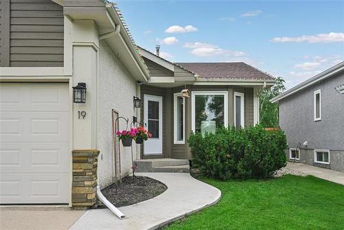 19 Maplegrove Rd, Winnipeg, MB 