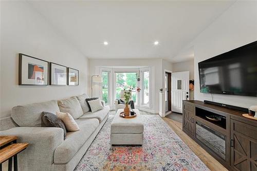 19 Maplegrove Rd, Winnipeg, MB 
