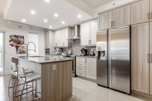 Kitchen - 304-7755 Boul. St-Martin O., Laval (Sainte-Dorothée), QC - Indoor Photo Showing Kitchen With Upgraded Kitchen