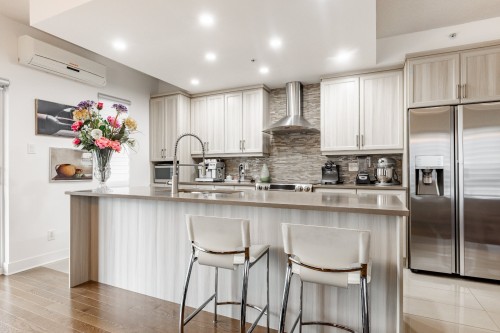 Kitchen - 304-7755 Boul. St-Martin O., Laval (Sainte-Dorothée), QC - Indoor Photo Showing Kitchen With Upgraded Kitchen
