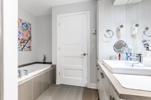 Master Bathroom - 304-7755 Boul. St-Martin O., Laval (Sainte-Dorothée), QC - Indoor Photo Showing Bathroom