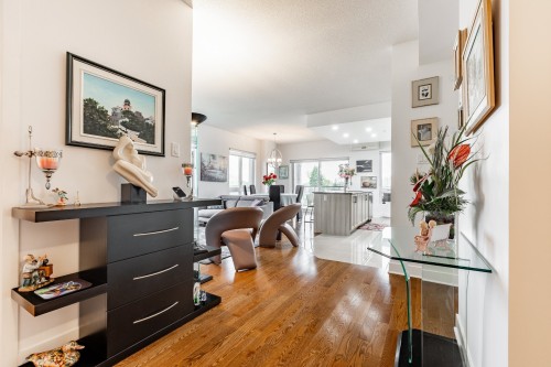 Mud Room - 304-7755 Boul. St-Martin O., Laval (Sainte-Dorothée), QC - Indoor