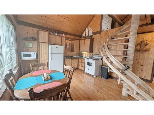430 Chem. Des Chalets, Maisonnette, NB 
