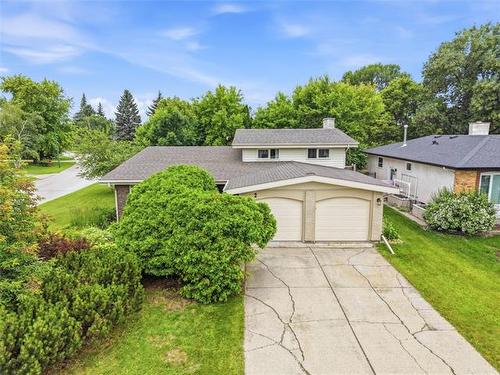 2 Manbrough PL  Winnipeg, MB R2J 3L9