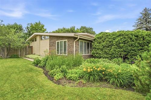 2 Manbrough Pl, Winnipeg, MB 