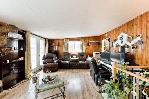 Salon - 353 Ch. St-Pierre, Saint-Claude, QC 