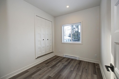 Chambre à coucher - 3200C Rue Roger, Sainte-Marthe-Sur-Le-Lac, QC - Indoor Photo Showing Other Room