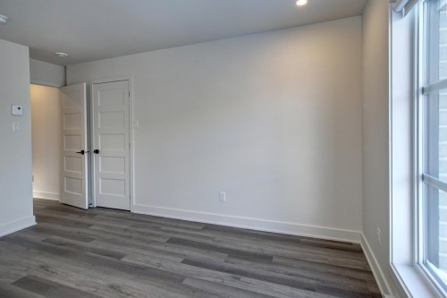 Chambre à coucher - 3200C Rue Roger, Sainte-Marthe-Sur-Le-Lac, QC - Indoor Photo Showing Other Room