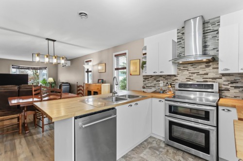 Cuisine - 305 Rue De La Providence, Sainte-Catherine, QC - Indoor Photo Showing Kitchen With Double Sink