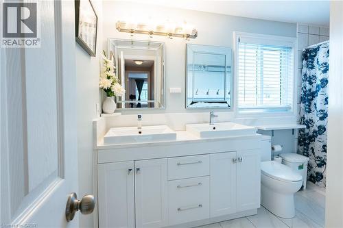 Modern bathroom featuring a double vanity with undermount sinks, white cabinetry, and a quartz-finish countertop - 171 Mcnichol Drive, Cambridge, ON 