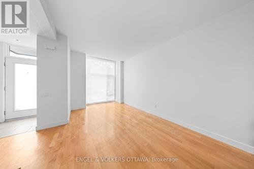 Entrance with living room - 53 Vaughan Street, Ottawa, ON 