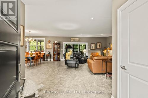 Bright, spacious main living area - 25 Powerline Road, Quinte West (Murray Ward), ON 