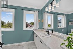 Upper 4 pce main bathroom - 