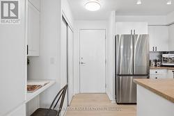Lots of storage cupboards - 