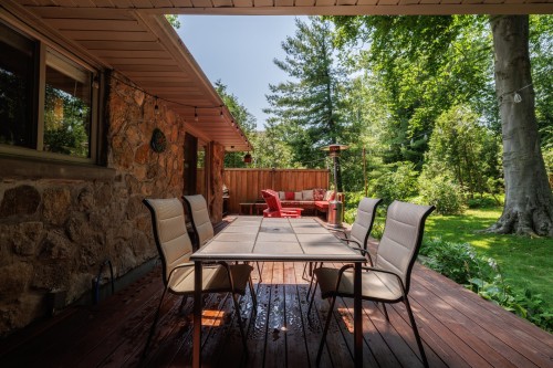 Courtyard - 26 Rue Beechwood, Baie-D'Urfé, QC 