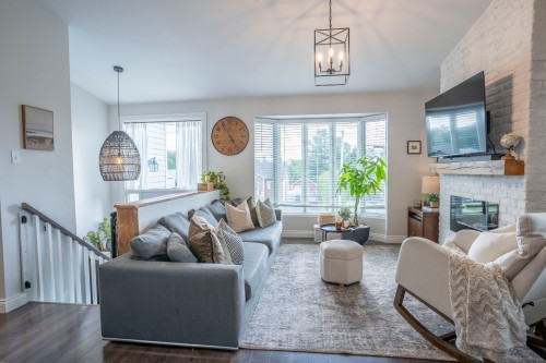 Salon - 334 Av. Des Saules, Saint-Benjamin, QC 