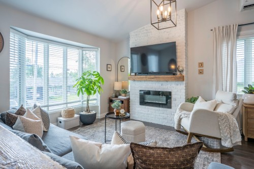 Salon - 334 Av. Des Saules, Saint-Benjamin, QC 