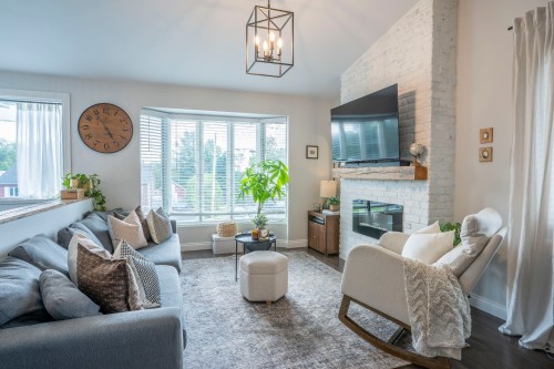 Salon - 334 Av. Des Saules, Saint-Benjamin, QC 