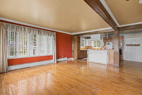 Salon - 84 Rue Ste-Thérèse, Saint-Jean-Sur-Richelieu, QC - Indoor