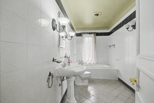 Salle de bains - 84 Rue Ste-Thérèse, Saint-Jean-Sur-Richelieu, QC - Indoor Photo Showing Bathroom