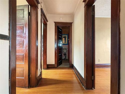 597 Home St, Winnipeg, MB 