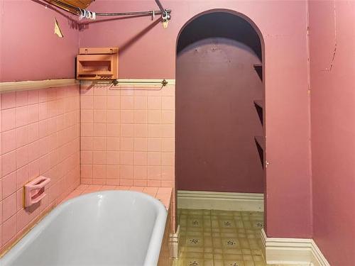 597 Home St, Winnipeg, MB 