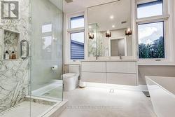 Double sinks and Glass shower - 
