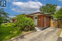 754 EAGLEMOUNT CRESCENT  Mississauga, ON L5C 1N9