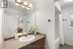 Five piece bathroom w/2 separate sink areas - 