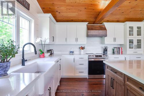 21 Ellery Road, Georgian Bay (Baxter), ON - Indoor Photo Showing Kitchen With Upgraded Kitchen
